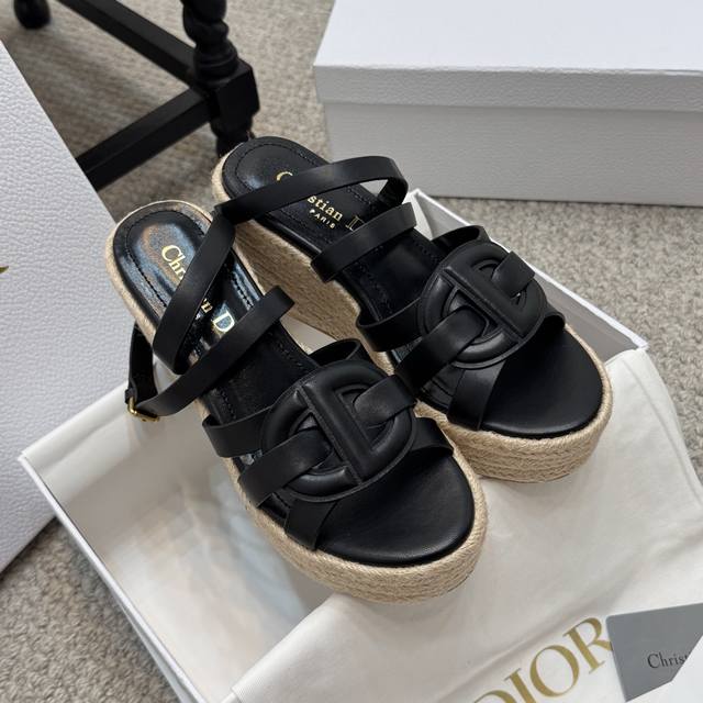 增高款 Dior 迪奥 25Ss 夏季高版本新款凉鞋. 简约超级百搭. 上脚完美奢华可任意搭配春夏服饰. 脚感更是舒适！材质原版完美复刻. 原版拆解开模. 面料
