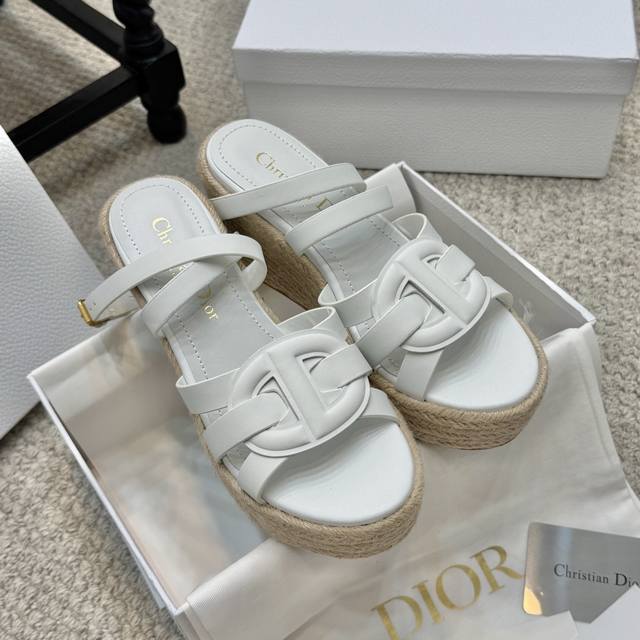 增高款 Dior 迪奥 25Ss 夏季高版本新款凉鞋. 简约超级百搭. 上脚完美奢华可任意搭配春夏服饰. 脚感更是舒适！材质原版完美复刻. 原版拆解开模. 面料