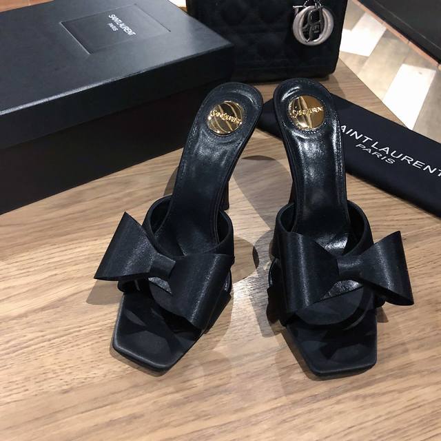 Ysl Saint Laurent* 夏季新品 蝴蝶结优雅大气高跟凉鞋 25Ss新品蝴蝶结高跟拖鞋 惊艳全场 性感到不行 时尚与舒适并存女神必备的单品 鞋面采用