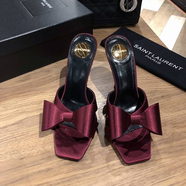 Ysl Saint Laurent* 夏季新品 蝴蝶结优雅大气高跟凉鞋 25Ss新品蝴蝶结高跟拖鞋 惊艳全场 性感到不行 时尚与舒适并存女神必备的单品 鞋面采用