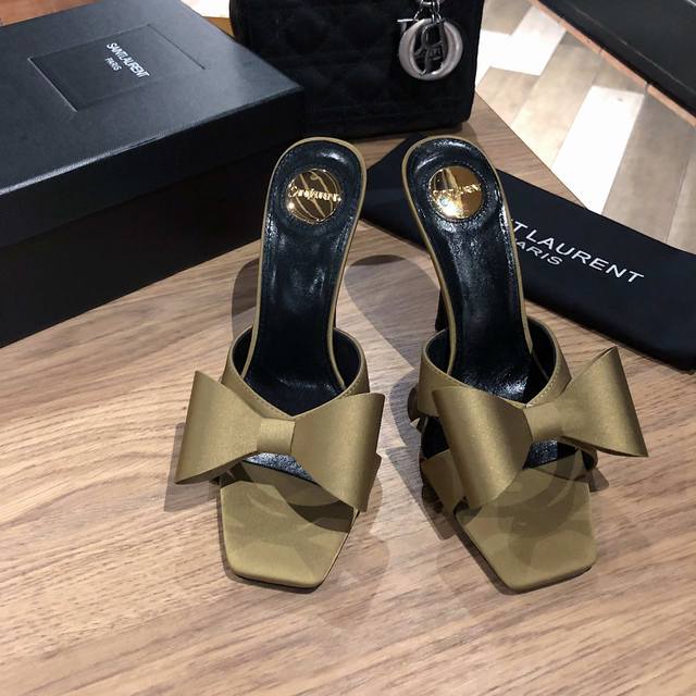 Ysl Saint Laurent* 夏季新品 蝴蝶结优雅大气高跟凉鞋 25Ss新品蝴蝶结高跟拖鞋 惊艳全场 性感到不行 时尚与舒适并存女神必备的单品 鞋面采用