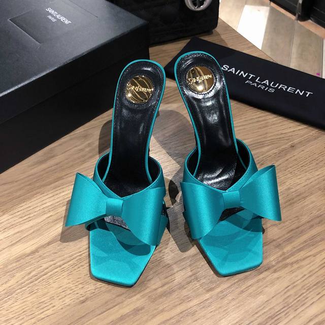 Ysl Saint Laurent* 夏季新品 蝴蝶结优雅大气高跟凉鞋 25Ss新品蝴蝶结高跟拖鞋 惊艳全场 性感到不行 时尚与舒适并存女神必备的单品 鞋面采用