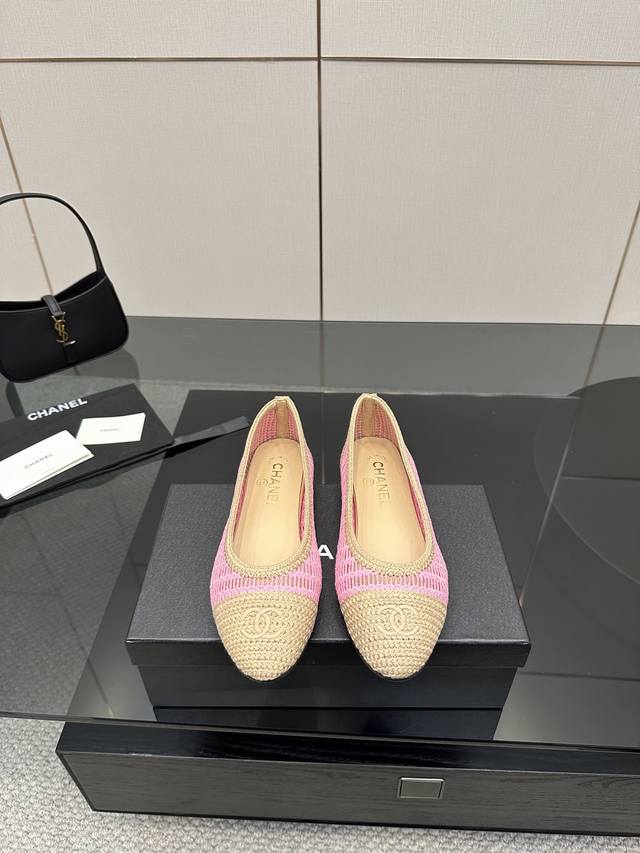 厂价 Chane*｜小香25P新品经典 双C玛丽珍单鞋 对它一见钟情 不夸张哦～ 这大概就是小香的魅力 总是很懂女生 虽然看上去很冷但配上黑丝袜特有感觉 是今年