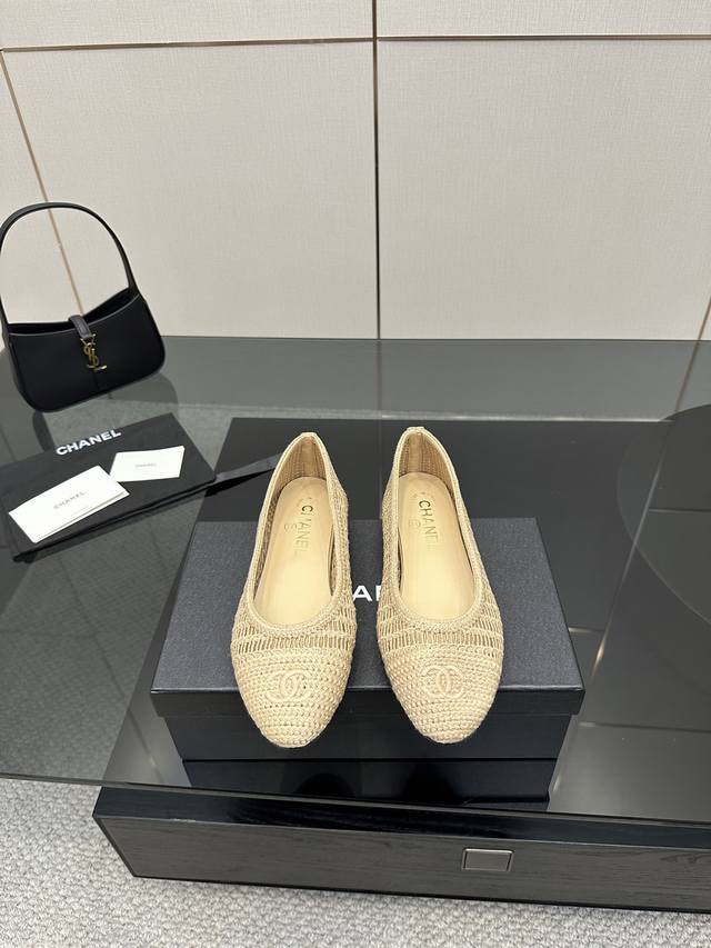 厂价 Chane*｜小香25P新品经典 双C玛丽珍单鞋 对它一见钟情 不夸张哦～ 这大概就是小香的魅力 总是很懂女生 虽然看上去很冷但配上黑丝袜特有感觉 是今年