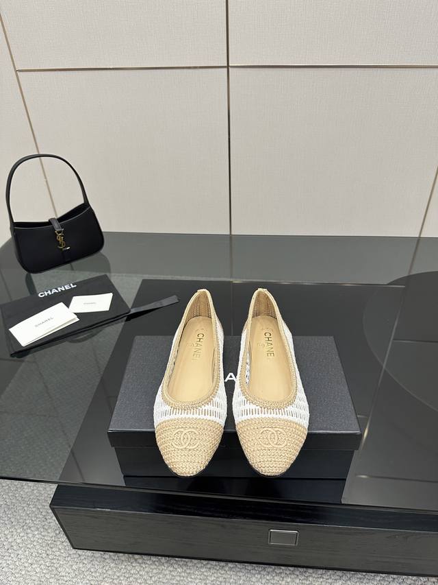 厂价 Chane*｜小香25P新品经典 双C玛丽珍单鞋 对它一见钟情 不夸张哦～ 这大概就是小香的魅力 总是很懂女生 虽然看上去很冷但配上黑丝袜特有感觉 是今年