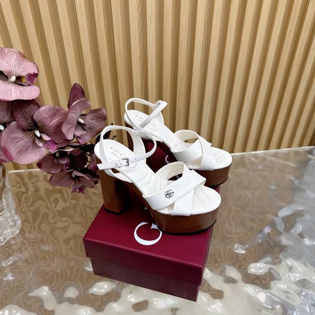 2025开春 美得挪不开眼 2025专柜同步春夏新款Gucci 25S春夏新品木底水台厚底 凉鞋高跟 G家在体现高级感这块 总让人大写的服气 看起来蛮简单的款式