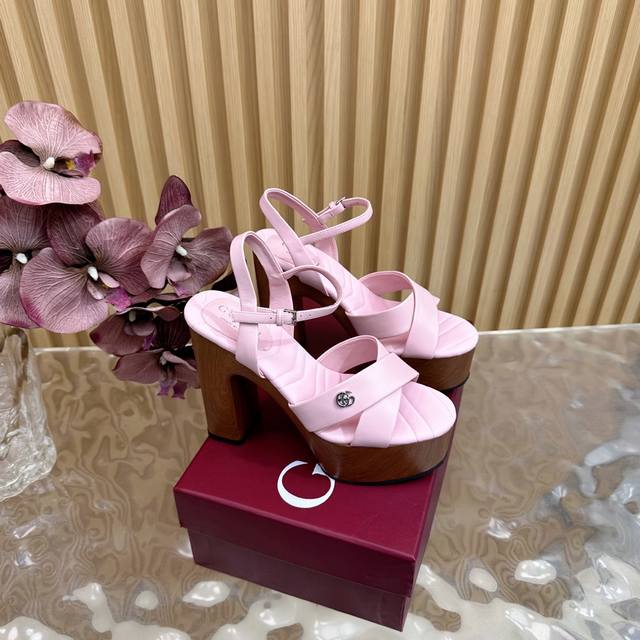 2025开春 美得挪不开眼 2025专柜同步春夏新款Gucci 25S春夏新品木底水台厚底 凉鞋高跟 G家在体现高级感这块 总让人大写的服气 看起来蛮简单的款式