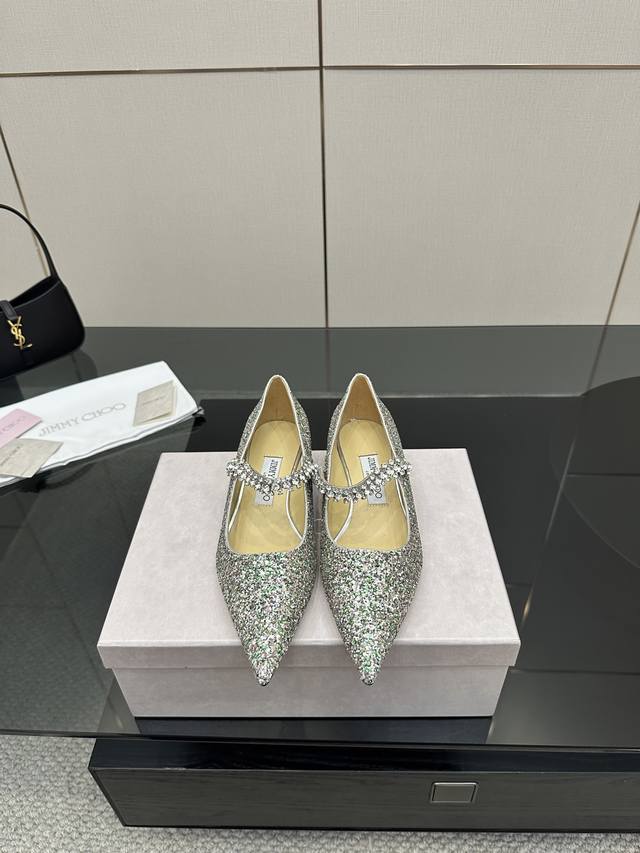 厂价 Jimmy Choo｜周仰杰经典一字钻带玛丽珍鞋 你衣柜里裙子最好的伴侣，相信我就佩服Jc家的高跟鞋履设计师把女人的心理把握的很到位，做出来的鞋子绝对会让