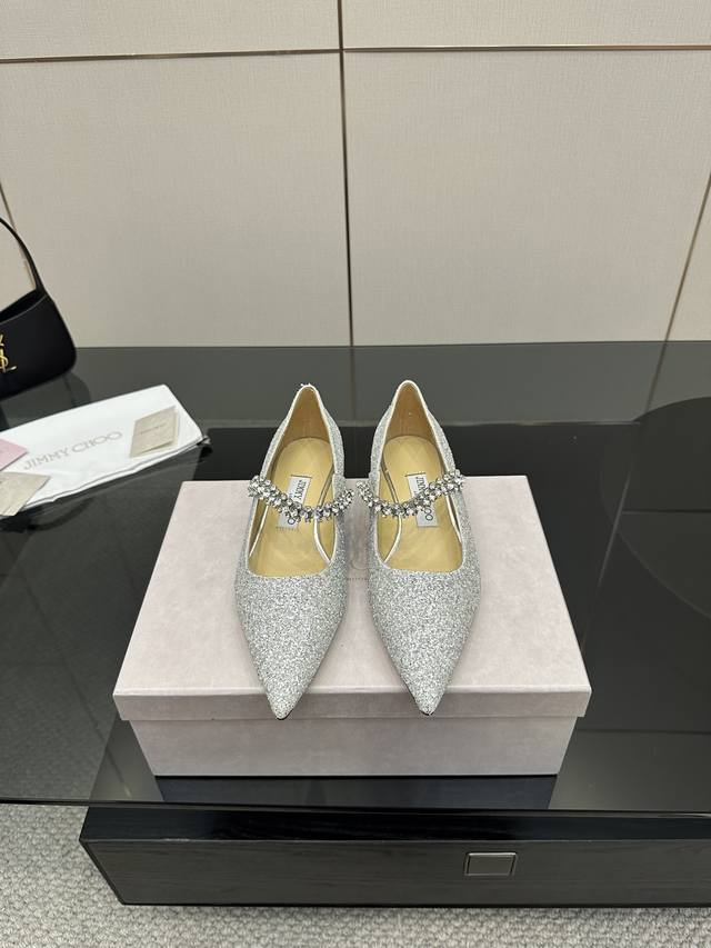 厂价 Jimmy Choo｜周仰杰经典一字钻带玛丽珍鞋 你衣柜里裙子最好的伴侣，相信我就佩服Jc家的高跟鞋履设计师把女人的心理把握的很到位，做出来的鞋子绝对会让