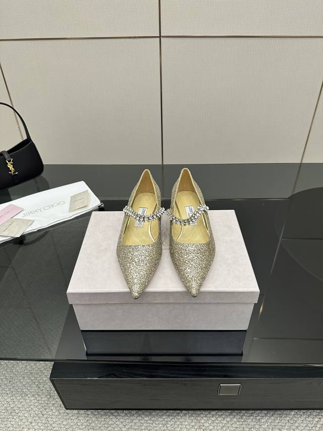 厂价 Jimmy Choo｜周仰杰经典一字钻带玛丽珍鞋 你衣柜里裙子最好的伴侣，相信我就佩服Jc家的高跟鞋履设计师把女人的心理把握的很到位，做出来的鞋子绝对会让