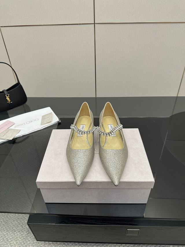 厂价 Jimmy Choo｜周仰杰经典一字钻带玛丽珍鞋 你衣柜里裙子最好的伴侣，相信我就佩服Jc家的高跟鞋履设计师把女人的心理把握的很到位，做出来的鞋子绝对会让