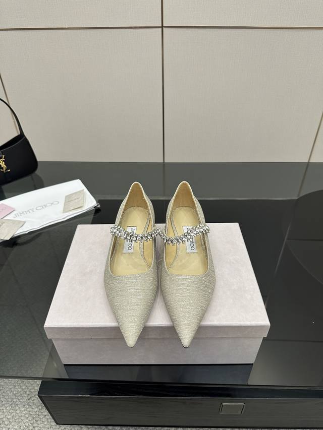 厂价 Jimmy Choo｜周仰杰经典一字钻带玛丽珍鞋 你衣柜里裙子最好的伴侣，相信我就佩服Jc家的高跟鞋履设计师把女人的心理把握的很到位，做出来的鞋子绝对会让