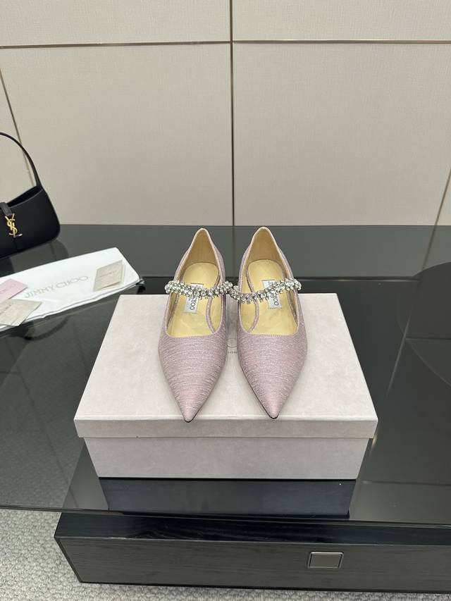 厂价 Jimmy Choo｜周仰杰经典一字钻带玛丽珍鞋 你衣柜里裙子最好的伴侣，相信我就佩服Jc家的高跟鞋履设计师把女人的心理把握的很到位，做出来的鞋子绝对会让