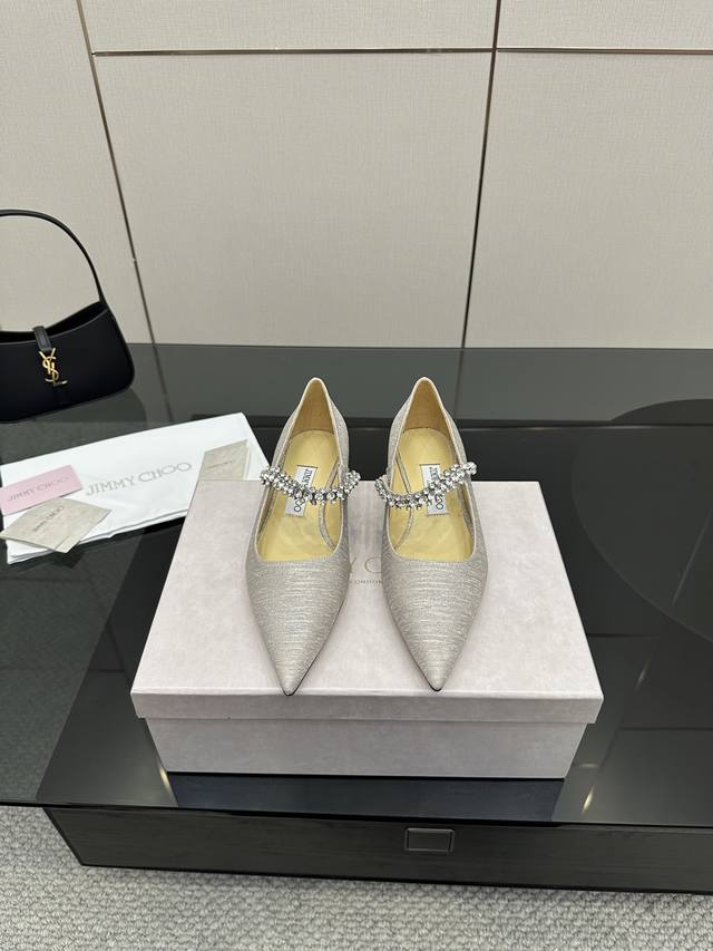 厂价 Jimmy Choo｜周仰杰经典一字钻带玛丽珍鞋 你衣柜里裙子最好的伴侣，相信我就佩服Jc家的高跟鞋履设计师把女人的心理把握的很到位，做出来的鞋子绝对会让