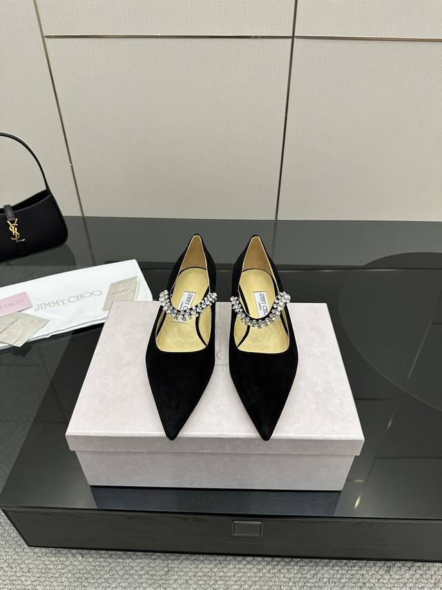 厂价 Jimmy Choo｜周仰杰经典一字钻带玛丽珍鞋 你衣柜里裙子最好的伴侣，相信我就佩服Jc家的高跟鞋履设计师把女人的心理把握的很到位，做出来的鞋子绝对会让