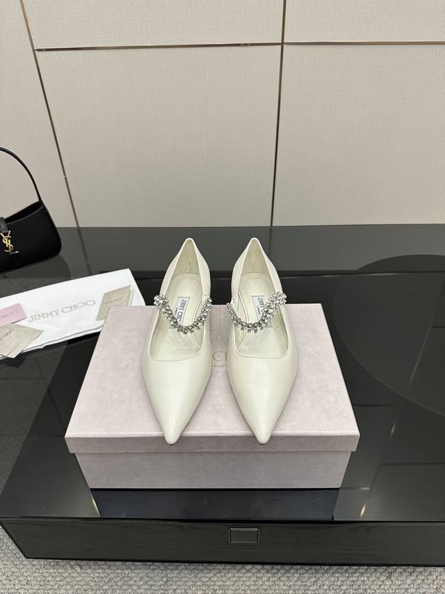 厂价 Jimmy Choo｜周仰杰经典一字钻带玛丽珍鞋 你衣柜里裙子最好的伴侣，相信我就佩服Jc家的高跟鞋履设计师把女人的心理把握的很到位，做出来的鞋子绝对会让