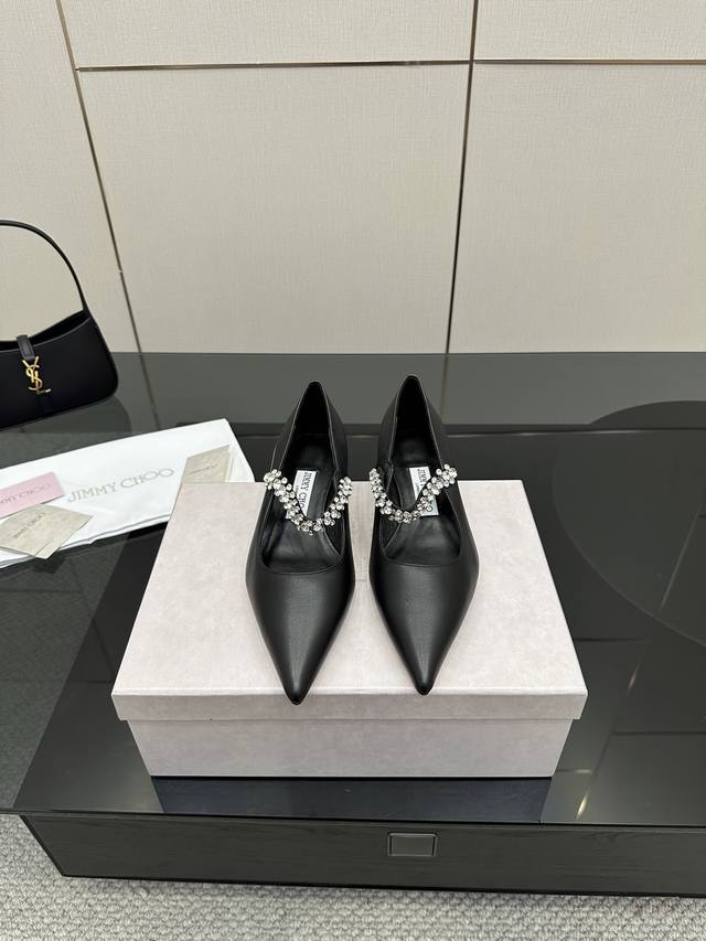 厂价 Jimmy Choo｜周仰杰经典一字钻带玛丽珍鞋 你衣柜里裙子最好的伴侣，相信我就佩服Jc家的高跟鞋履设计师把女人的心理把握的很到位，做出来的鞋子绝对会让