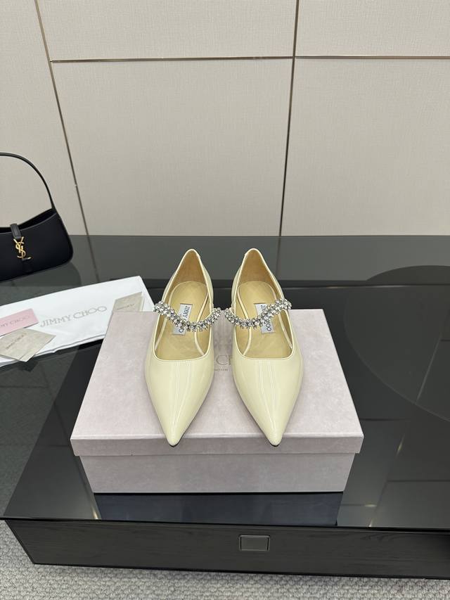 厂价 Jimmy Choo｜周仰杰经典一字钻带玛丽珍鞋 你衣柜里裙子最好的伴侣，相信我就佩服Jc家的高跟鞋履设计师把女人的心理把握的很到位，做出来的鞋子绝对会让