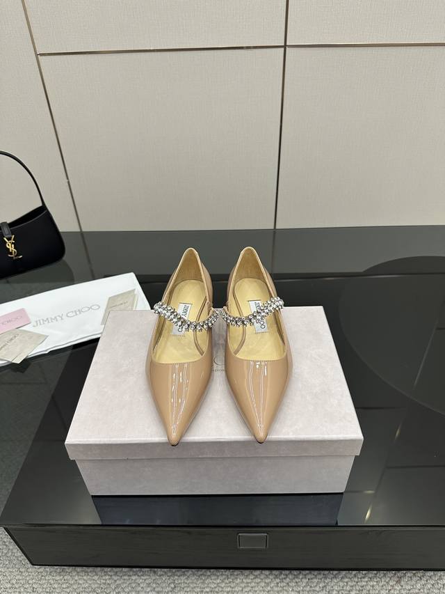 厂价 Jimmy Choo｜周仰杰经典一字钻带玛丽珍鞋 你衣柜里裙子最好的伴侣，相信我就佩服Jc家的高跟鞋履设计师把女人的心理把握的很到位，做出来的鞋子绝对会让