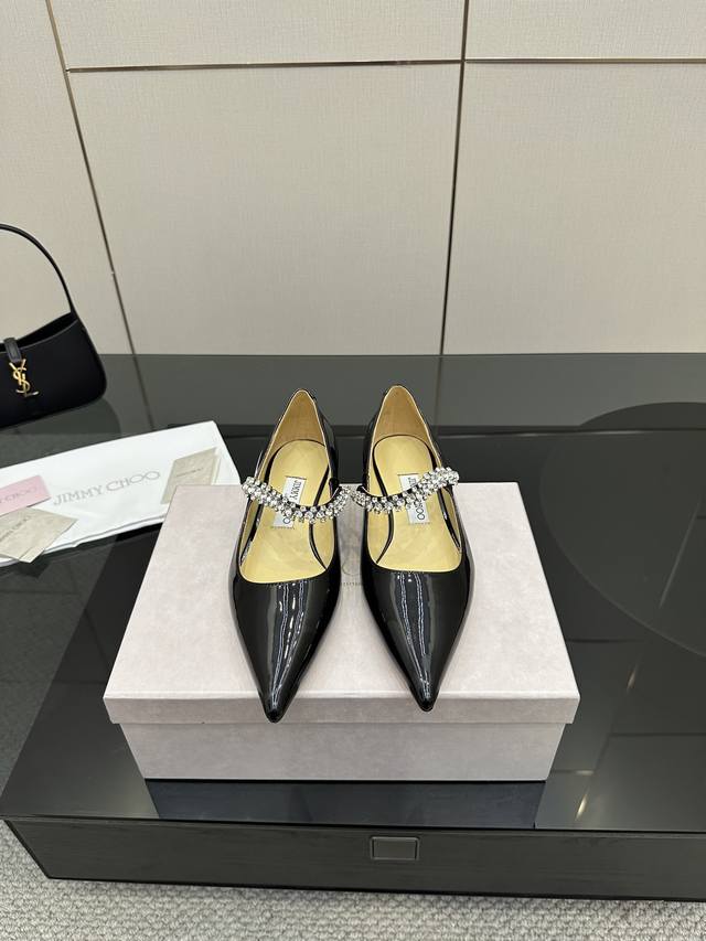 厂价 Jimmy Choo｜周仰杰经典一字钻带玛丽珍鞋 你衣柜里裙子最好的伴侣，相信我就佩服Jc家的高跟鞋履设计师把女人的心理把握的很到位，做出来的鞋子绝对会让