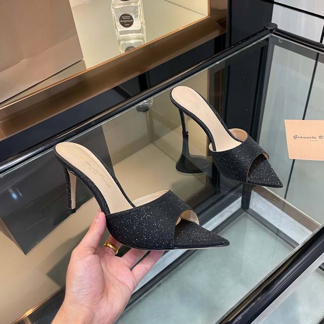 Gianvito Rossi 2025新款拖鞋 原版开发 顶级版本 代购品质 这双尖头高跟漆皮装饰拖鞋，宛如夏日里的一首优美诗篇。尖头设计优雅迷人，凸显脚部线条