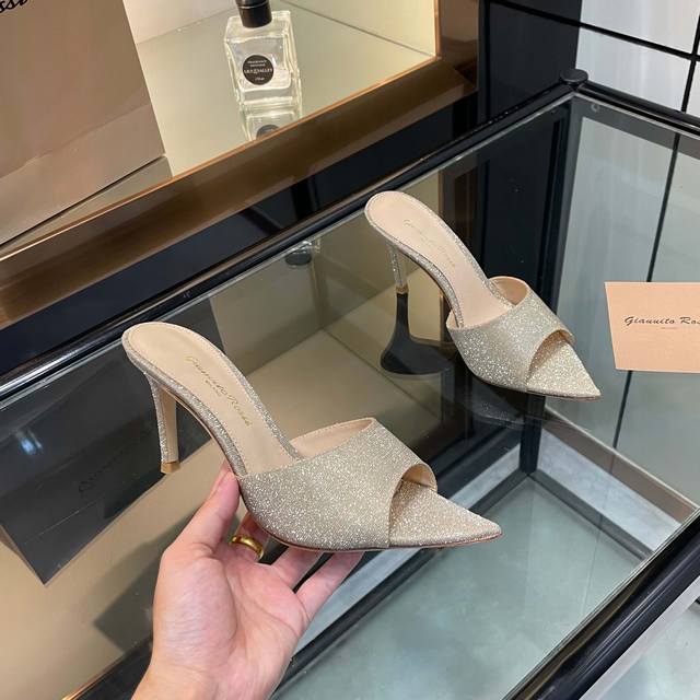 Gianvito Rossi 2025新款拖鞋 原版开发 顶级版本 代购品质 这双尖头高跟漆皮装饰拖鞋，宛如夏日里的一首优美诗篇。尖头设计优雅迷人，凸显脚部线条