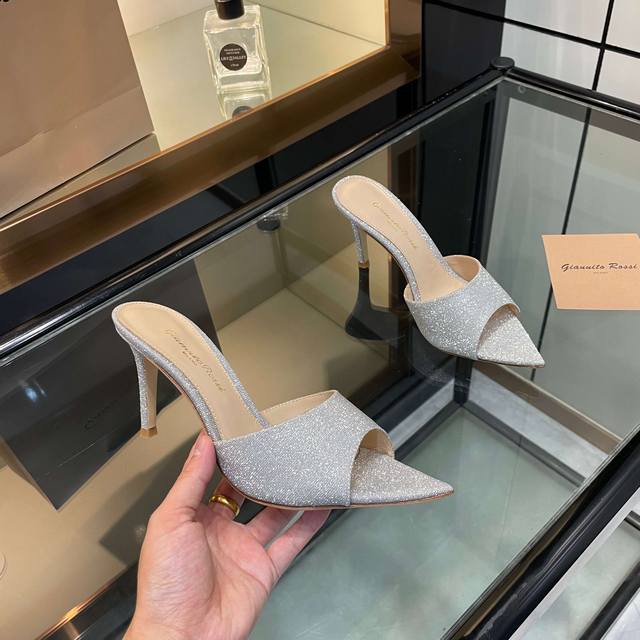 Gianvito Rossi 2025新款拖鞋 原版开发 顶级版本 代购品质 这双尖头高跟漆皮装饰拖鞋，宛如夏日里的一首优美诗篇。尖头设计优雅迷人，凸显脚部线条