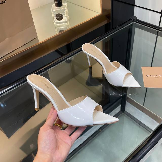 Gianvito Rossi 2025新款拖鞋 原版开发 顶级版本 代购品质 这双尖头高跟漆皮装饰拖鞋，宛如夏日里的一首优美诗篇。尖头设计优雅迷人，凸显脚部线条