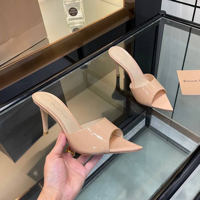 Gianvito Rossi 2025新款拖鞋 原版开发 顶级版本 代购品质 这双尖头高跟漆皮装饰拖鞋，宛如夏日里的一首优美诗篇。尖头设计优雅迷人，凸显脚部线条
