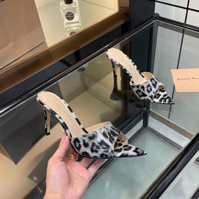 Gianvito Rossi 2025新款拖鞋 原版开发 顶级版本 代购品质 这双尖头高跟漆皮装饰拖鞋，宛如夏日里的一首优美诗篇。尖头设计优雅迷人，凸显脚部线条