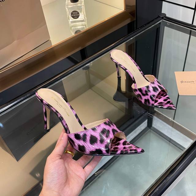 Gianvito Rossi 2025新款拖鞋 原版开发 顶级版本 代购品质 这双尖头高跟漆皮装饰拖鞋，宛如夏日里的一首优美诗篇。尖头设计优雅迷人，凸显脚部线条