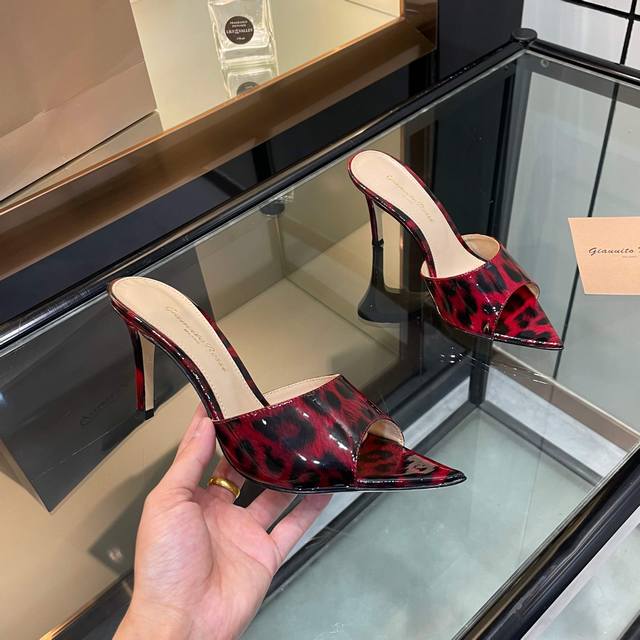 Gianvito Rossi 2025新款拖鞋 原版开发 顶级版本 代购品质 这双尖头高跟漆皮装饰拖鞋，宛如夏日里的一首优美诗篇。尖头设计优雅迷人，凸显脚部线条