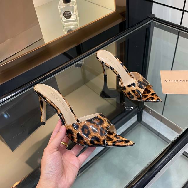 Gianvito Rossi 2025新款拖鞋 原版开发 顶级版本 代购品质 这双尖头高跟漆皮装饰拖鞋，宛如夏日里的一首优美诗篇。尖头设计优雅迷人，凸显脚部线条