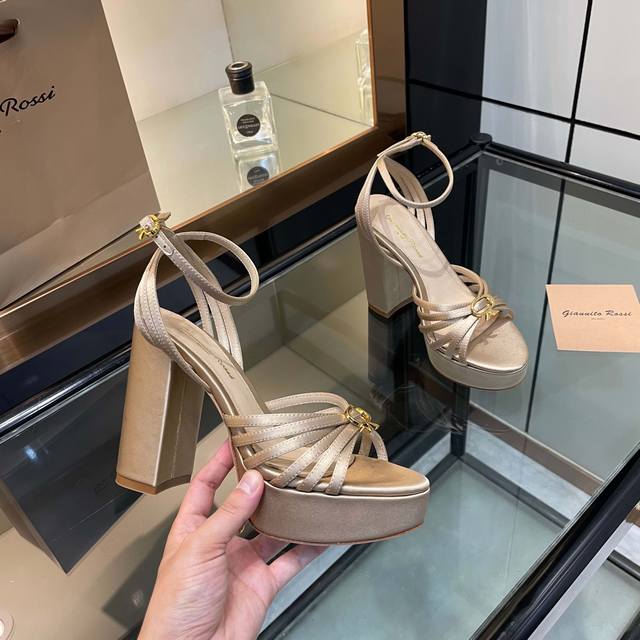 Gianvito Rossi 2025新款凉鞋 原版开发 顶级版本 代购品质 真丝邂逅防水台高跟，今夏的优雅暴击！这双防水台真丝凉鞋简直是艺术品！真丝绸缎包裹双