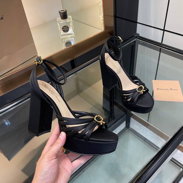 Gianvito Rossi 2025新款凉鞋 原版开发 顶级版本 代购品质 真丝邂逅防水台高跟，今夏的优雅暴击！这双防水台真丝凉鞋简直是艺术品！真丝绸缎包裹双