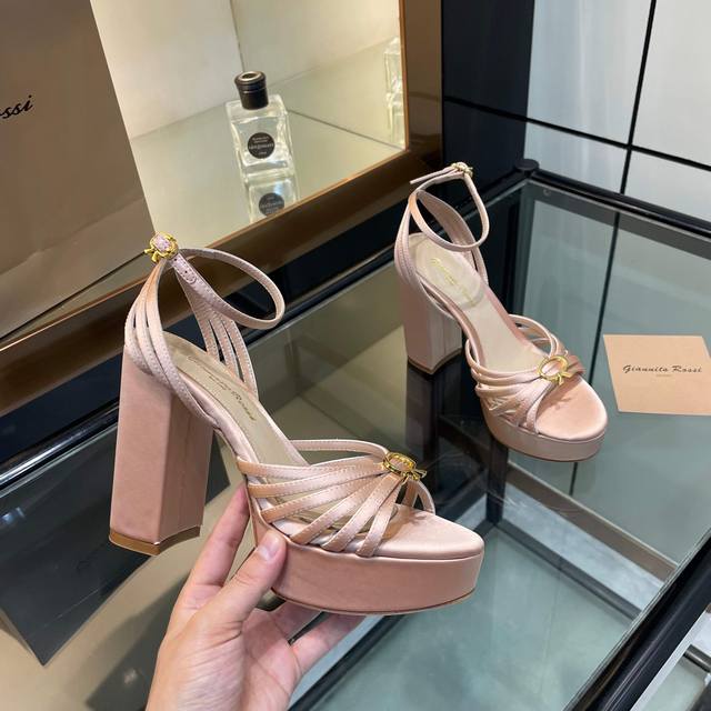 Gianvito Rossi 2025新款凉鞋 原版开发 顶级版本 代购品质 真丝邂逅防水台高跟，今夏的优雅暴击！这双防水台真丝凉鞋简直是艺术品！真丝绸缎包裹双