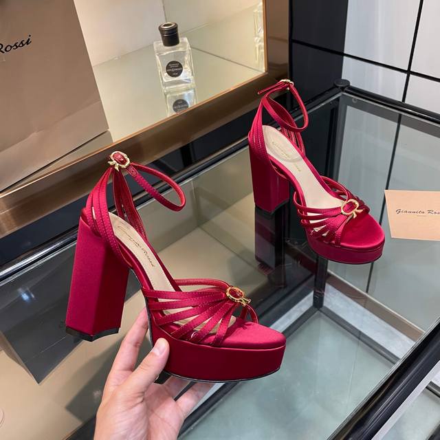 Gianvito Rossi 2025新款凉鞋 原版开发 顶级版本 代购品质 真丝邂逅防水台高跟，今夏的优雅暴击！这双防水台真丝凉鞋简直是艺术品！真丝绸缎包裹双