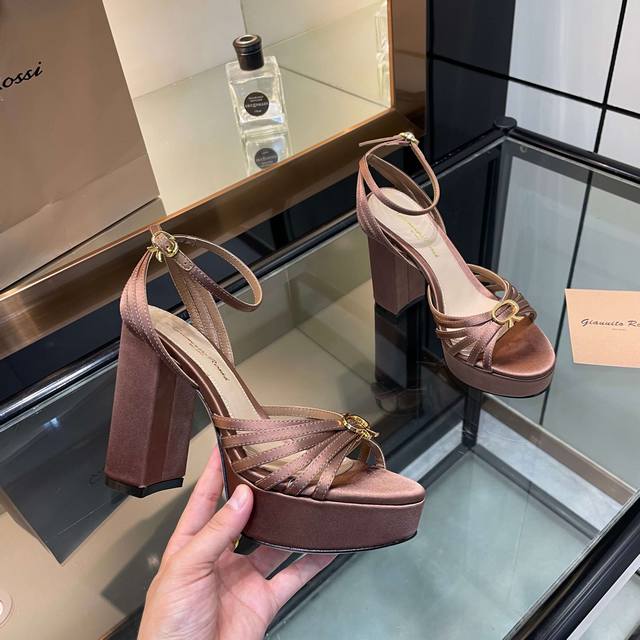 Gianvito Rossi 2025新款凉鞋 原版开发 顶级版本 代购品质 真丝邂逅防水台高跟，今夏的优雅暴击！这双防水台真丝凉鞋简直是艺术品！真丝绸缎包裹双