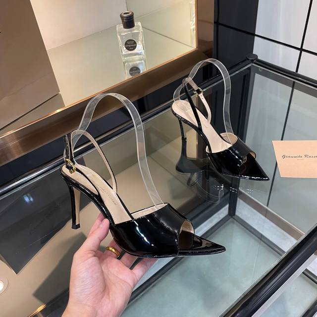 Gianvito Rossi 2025新款凉鞋 顶级版本 代购品质 这双尖头高跟豹纹凉鞋，把野性与优雅焊在脚上！ 豹纹纹路如暗夜玫瑰，自带致命吸引力，尖头设计精