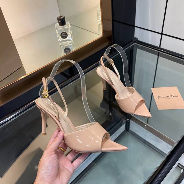 Gianvito Rossi 2025新款凉鞋 顶级版本 代购品质 这双尖头高跟豹纹凉鞋，把野性与优雅焊在脚上！ 豹纹纹路如暗夜玫瑰，自带致命吸引力，尖头设计精