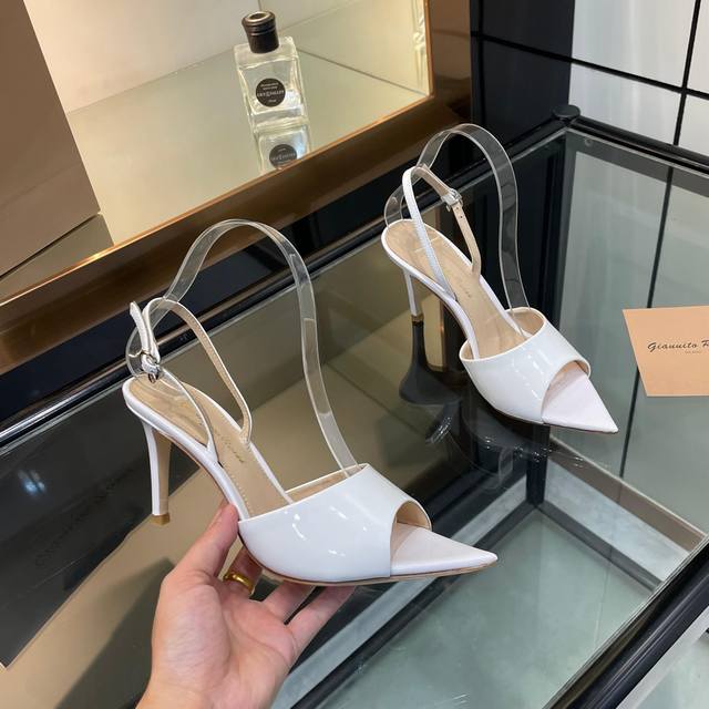 Gianvito Rossi 2025新款凉鞋 顶级版本 代购品质 这双尖头高跟豹纹凉鞋，把野性与优雅焊在脚上！ 豹纹纹路如暗夜玫瑰，自带致命吸引力，尖头设计精