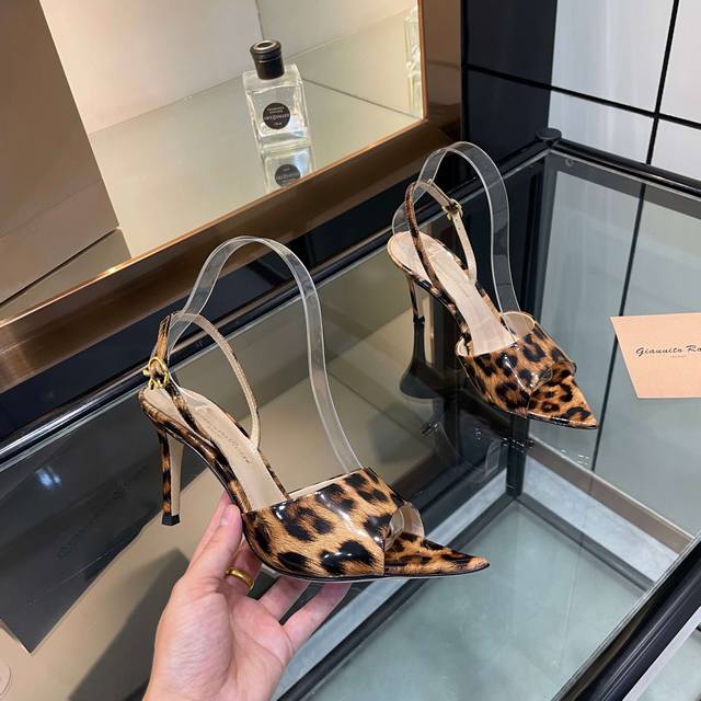 Gianvito Rossi 2025新款凉鞋 顶级版本 代购品质 这双尖头高跟豹纹凉鞋，把野性与优雅焊在脚上！ 豹纹纹路如暗夜玫瑰，自带致命吸引力，尖头设计精