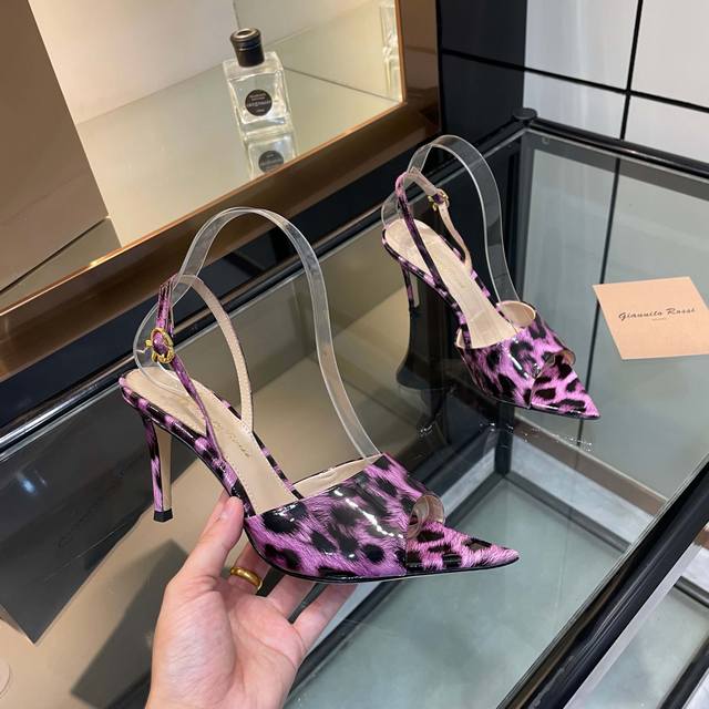 Gianvito Rossi 2025新款凉鞋 顶级版本 代购品质 这双尖头高跟豹纹凉鞋，把野性与优雅焊在脚上！ 豹纹纹路如暗夜玫瑰，自带致命吸引力，尖头设计精