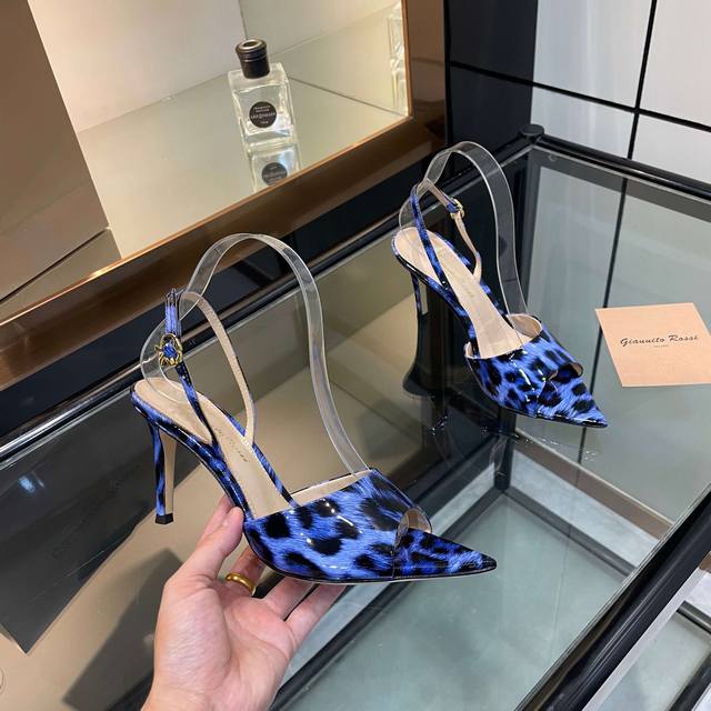Gianvito Rossi 2025新款凉鞋 顶级版本 代购品质 这双尖头高跟豹纹凉鞋，把野性与优雅焊在脚上！ 豹纹纹路如暗夜玫瑰，自带致命吸引力，尖头设计精