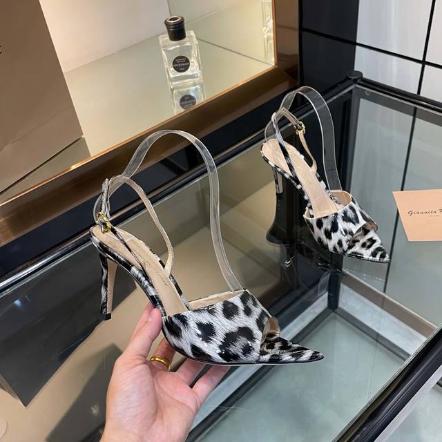 Gianvito Rossi 2025新款凉鞋 顶级版本 代购品质 这双尖头高跟豹纹凉鞋，把野性与优雅焊在脚上！ 豹纹纹路如暗夜玫瑰，自带致命吸引力，尖头设计精