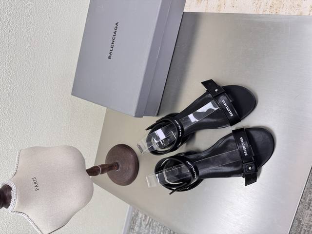 平底条带凉鞋 Balenciag 黑色 面料 小牛皮 内里 小羊皮 铆钉装饰 巴黎世家 经典设计 顶级版本 全部对版材料 继续着Demna式的对主流华丽时尚的反
