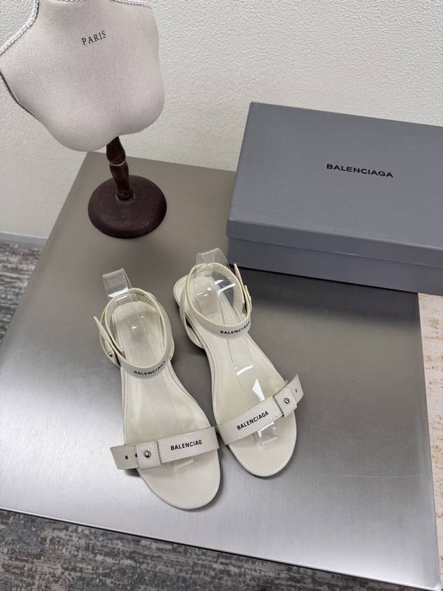 平底条带凉鞋 Balenciag 米白色 面料 小牛皮 内里 小羊皮 铆钉装饰 巴黎世家 经典设计 顶级版本 全部对版材料 继续着Demna式的对主流华丽时尚的