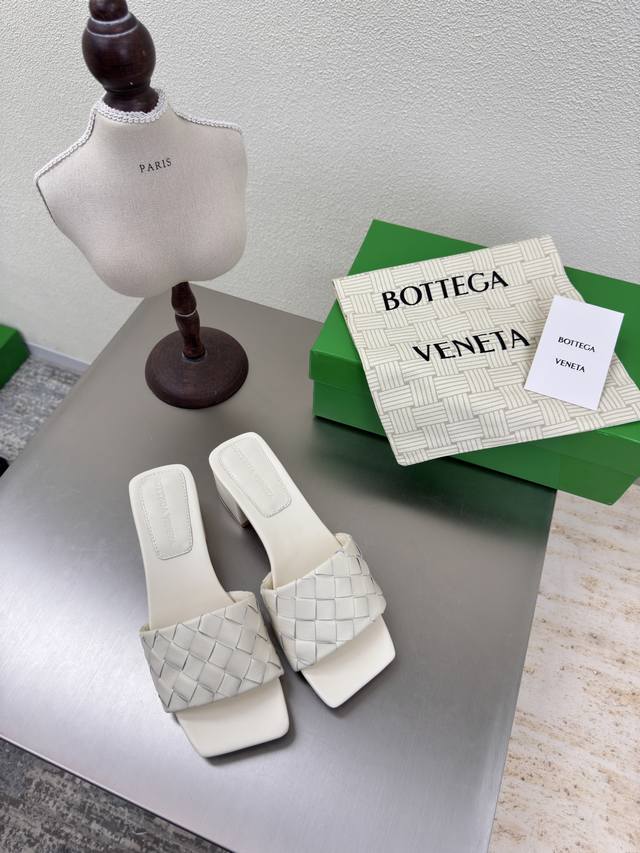 Bv Parco Mule 方形 中跟 女士穆勒拖鞋 系列 跟高 4.5Cm 原版开模 市场最正确版本 15 毫米级 编织单鞋 真皮手工编织 米白色 编织 这款
