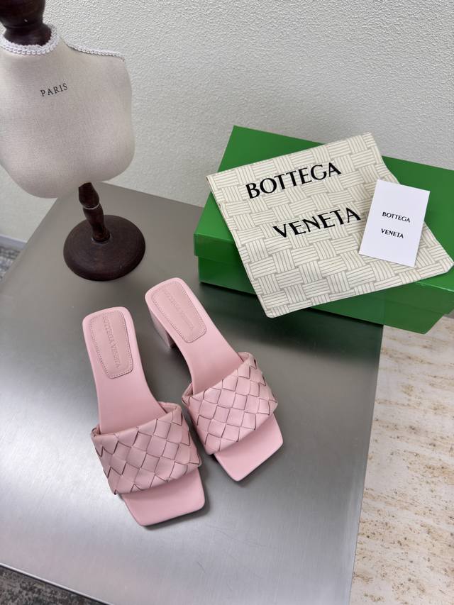 Bv Parco Mule 方形 中跟 女士穆勒拖鞋 系列 跟高 4.5Cm 原版开模 市场最正确版本 15 毫米级 编织单鞋 真皮手工编织 浮雕粉色 编织 这