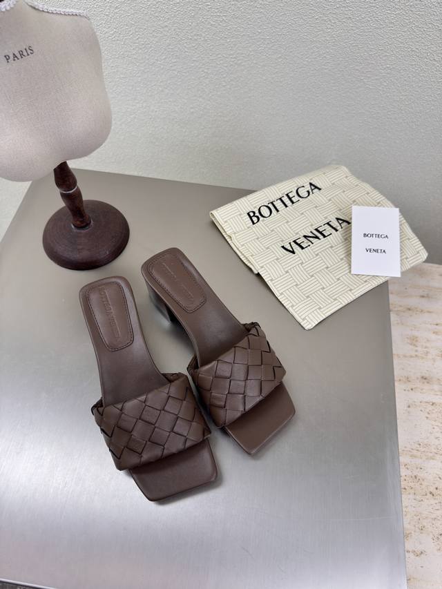 Bv Parco Mule 方形 中跟 女士穆勒拖鞋 系列 跟高 4.5Cm 原版开模 市场最正确版本 15 毫米级 编织单鞋 真皮手工编织 深卡其色 编织 这